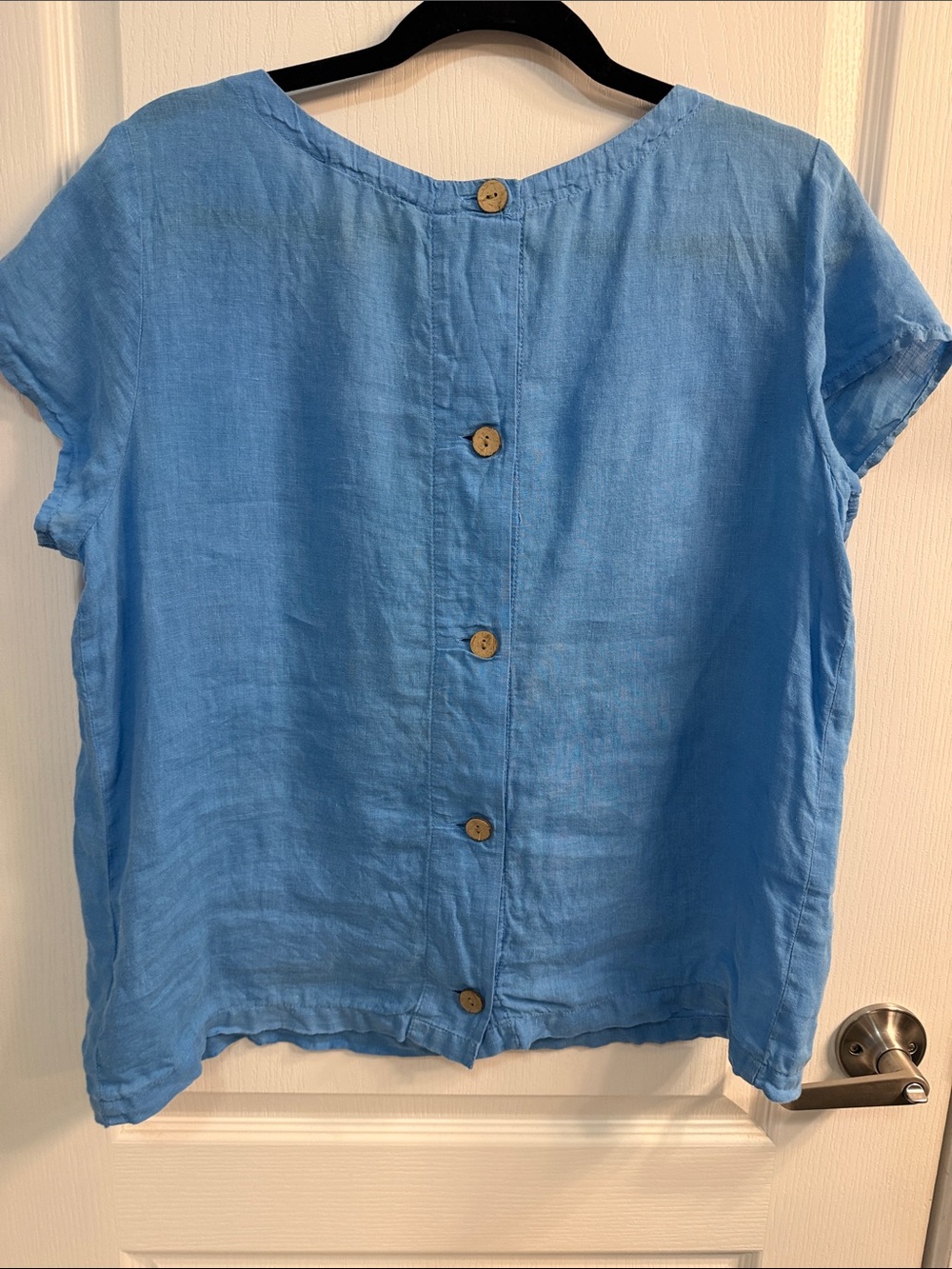 C&C California Sky Blue Linen Short Sleeve with Back Button Detail - Picture 7 of 10